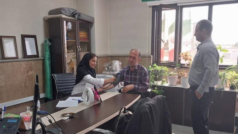 برپایی میزهای خدمت مشاوره و آموزش پیشگیری و غربالگری فشارخون در پایگاه‌ها و مراکز خدمات جامع سلامت